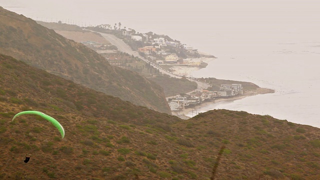 海岸线滑翔伞视频素材