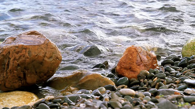 海滩上的岩石视频素材