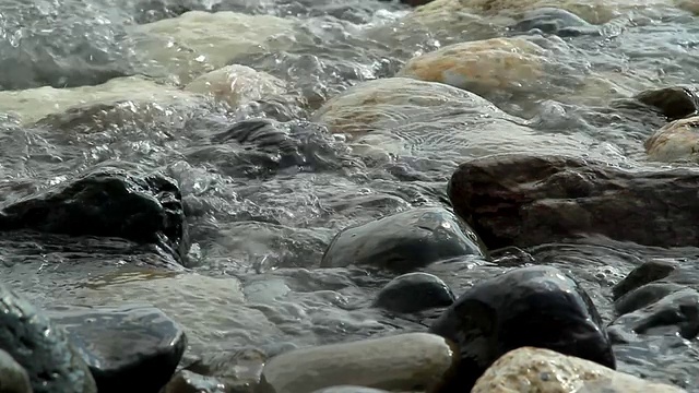 海滩上的岩石视频素材