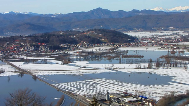 洪水危险-道路被水包围视频下载