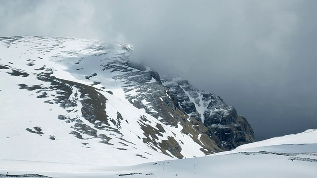 雾绕雪峰，时光流逝视频素材