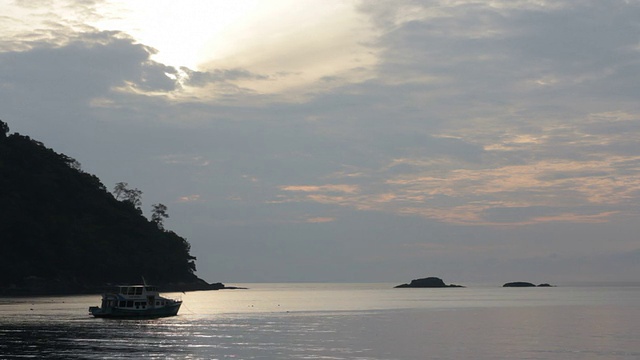 船停泊在海湾与日出视频素材