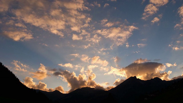 夕阳落在山后视频下载