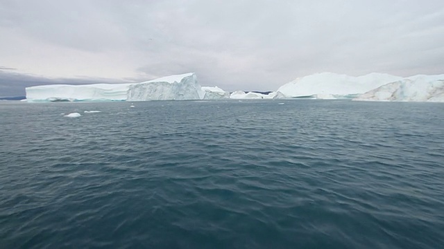 在冰峡湾航行视频素材