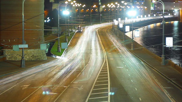 夜晚的城市道路。时间流逝视频素材