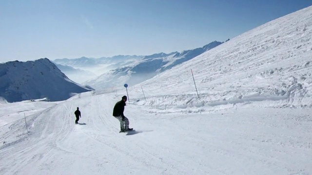 拿着相机去高山滑雪视频素材