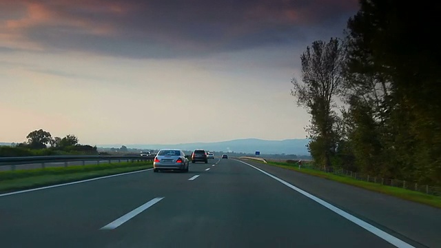 汽车在乡间高速公路上行驶视频素材