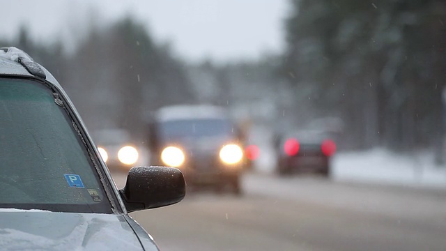 汽车停在积雪的路边。视频素材