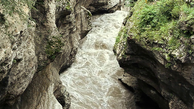 那山在岩石间流淌视频素材