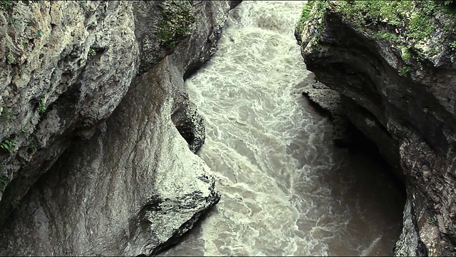 那山在岩石间流淌视频素材