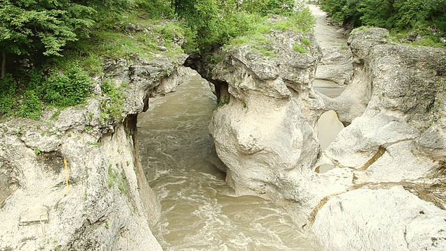 那山在岩石间流淌视频素材