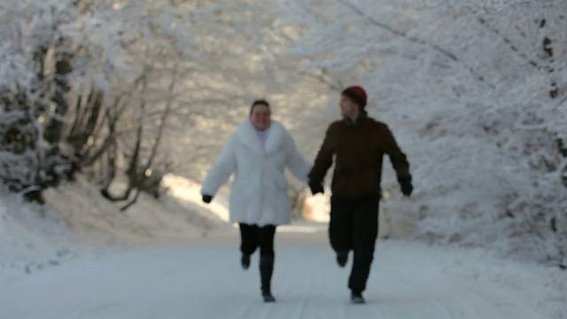 两个人在雪中奔跑视频素材