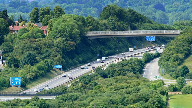 穿越英国乡村的高速公路的时间流逝视频素材