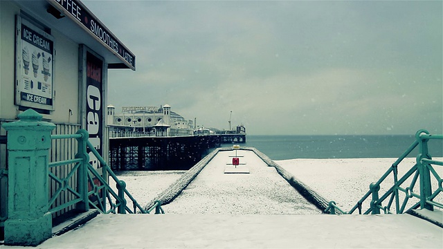 英国冬季雪景布莱顿码头视频下载