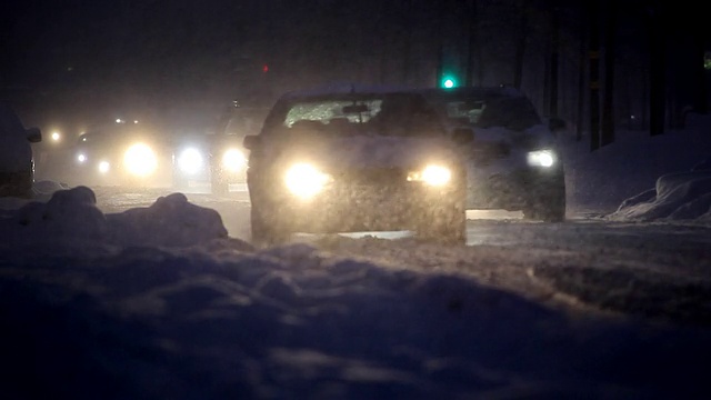 汽车在暴风雪视频素材