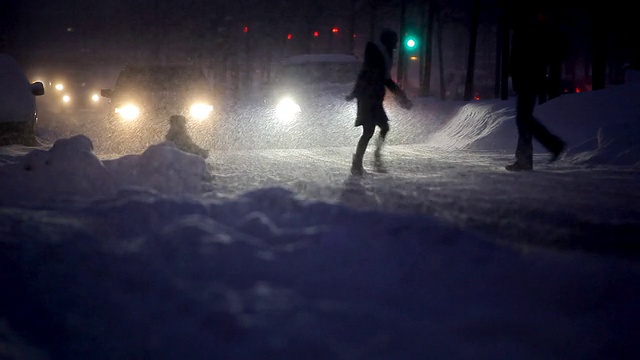 汽车在暴风雪视频素材