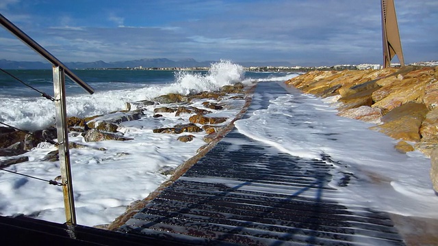 海浪拍打着海岸视频下载