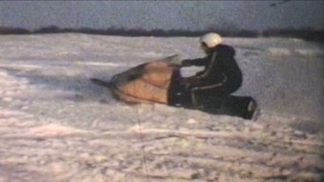 雪地摩托跳跃(1975年老式8毫米电影)视频素材