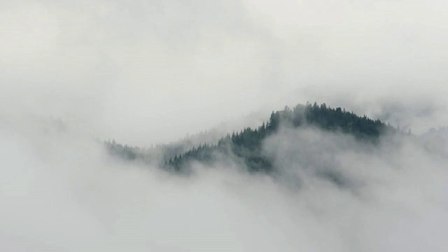 喀尔巴阡山脉中移动的雾的时间周期视频下载