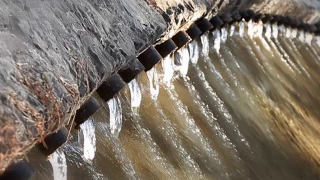 水流过障碍物视频素材