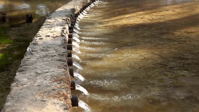 水流过障碍物视频素材