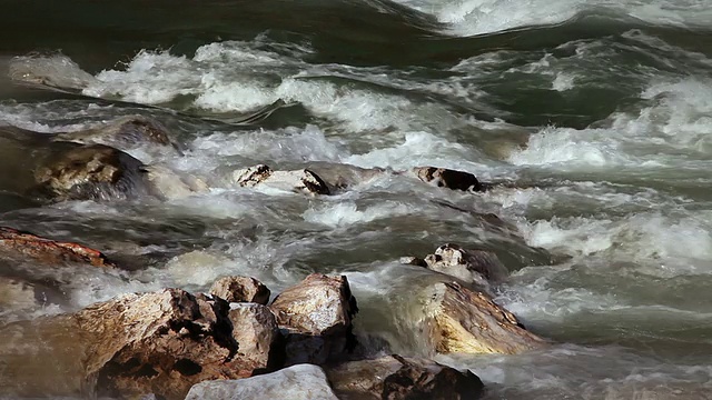 河流穿过岩石视频素材