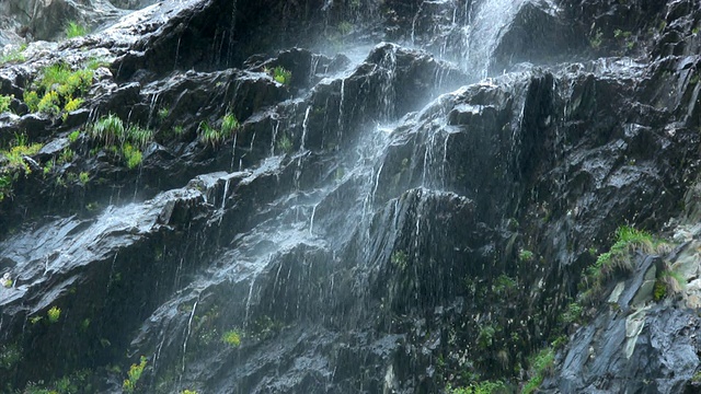 高山岩石上流动的水视频素材