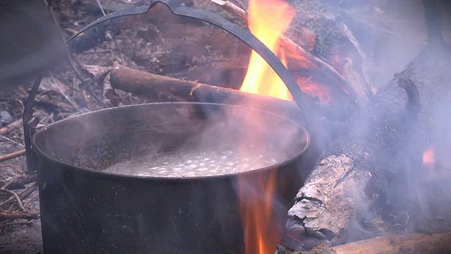 篝火上做饭视频素材