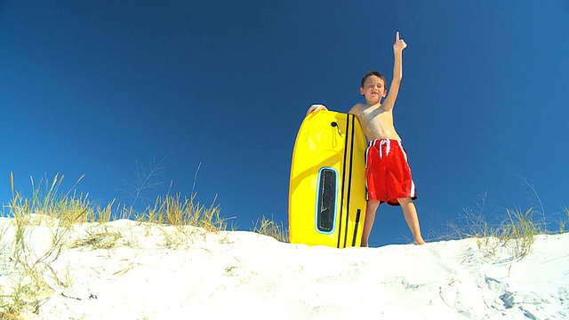 小男孩与Bodyboard视频素材