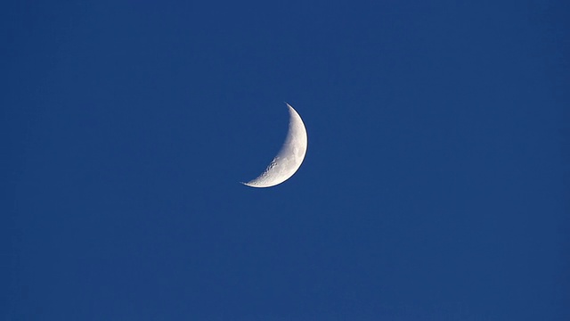 月亮在深蓝色夜空中的移动-延时视频素材