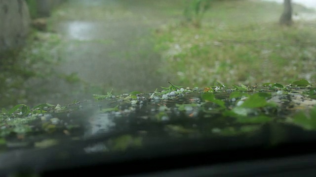 冰雹撞上了汽车视频素材