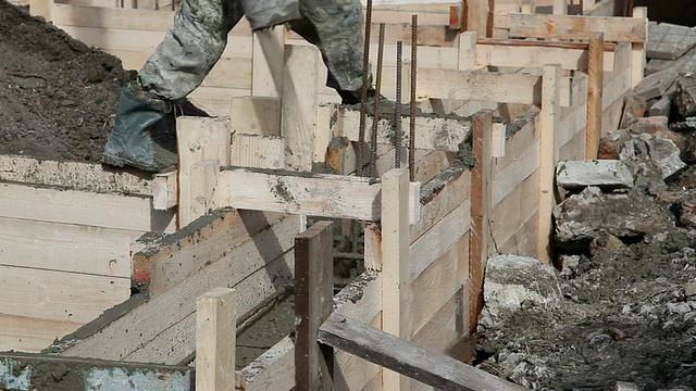 工人们浇筑建筑物的地基视频素材