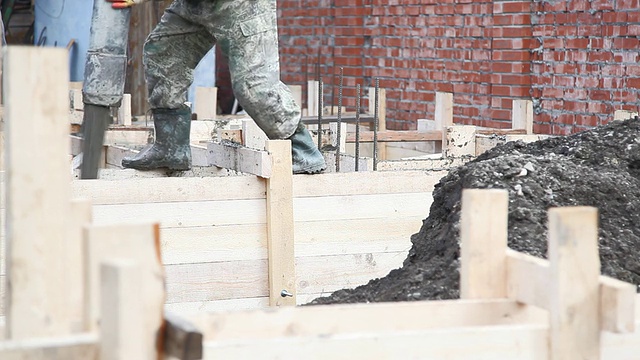 工人们浇筑建筑物的地基视频素材