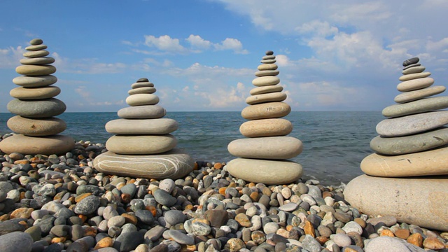 卵石堆在石头海岸，海和天空的背景视频素材