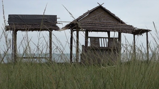 海滨景观与海滩小屋视频素材