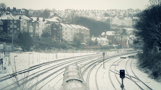 英国冬季通勤火车在雪中视频下载