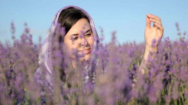 在薰衣草地里的年轻女子视频素材