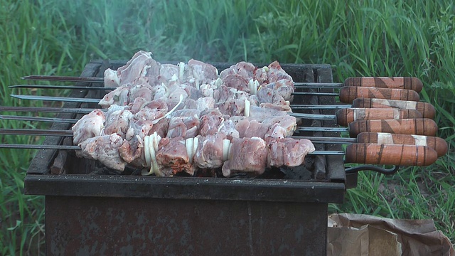 烤羊肉串。视频素材