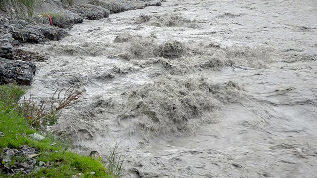 满山奔流湍急的尼泊尔河视频素材