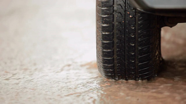 车胎在雨水中视频素材