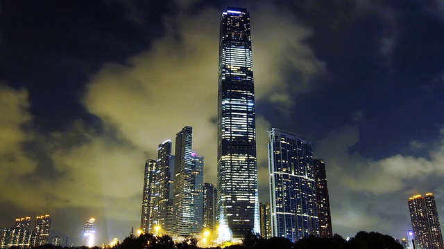 香港国际贸易中心大厦的夜景视频素材