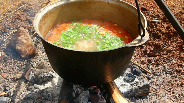 水壶在篝火视频素材