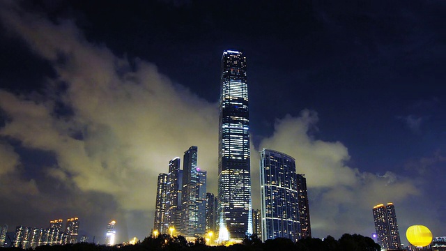 香港国际贸易中心大厦的夜景视频素材