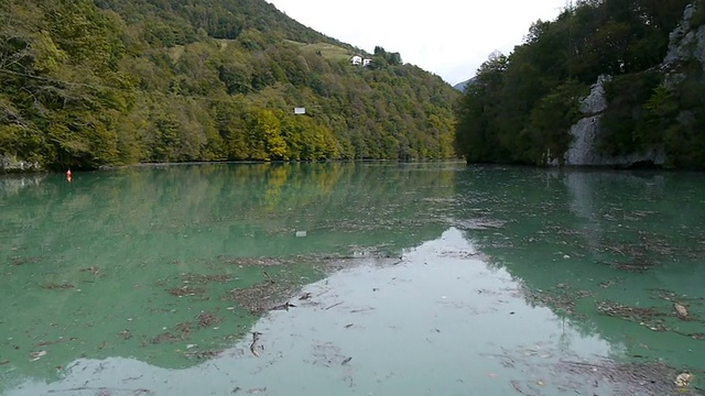 飞过河流视频素材