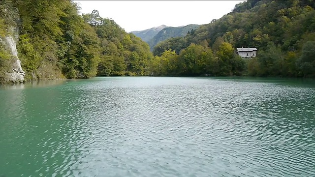 在河谷里飞行视频素材