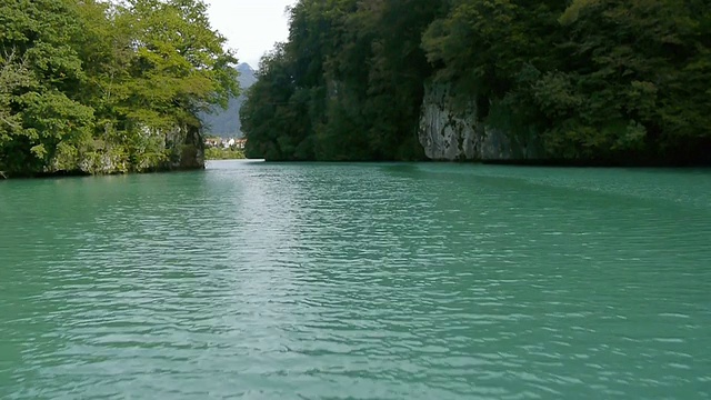 低而缓慢地飞越河流视频素材