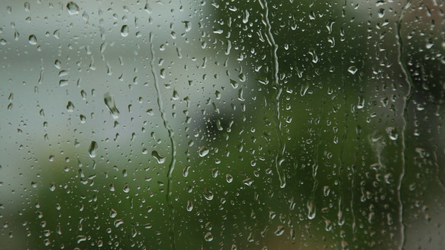 小雨打在窗口视频下载