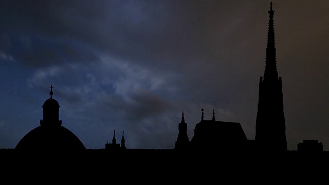 维也纳城和夜晚的暴风雨视频素材