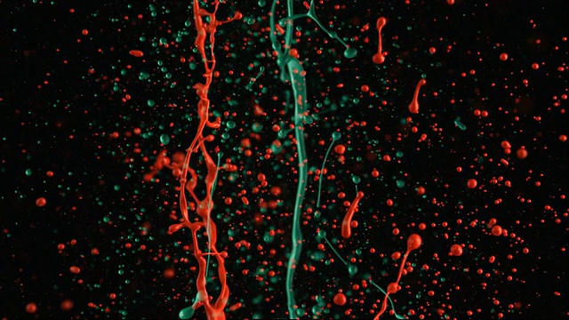 慢动作中红绿颜料飞溅视频素材