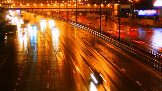 雨天城市的夜间交通视频素材